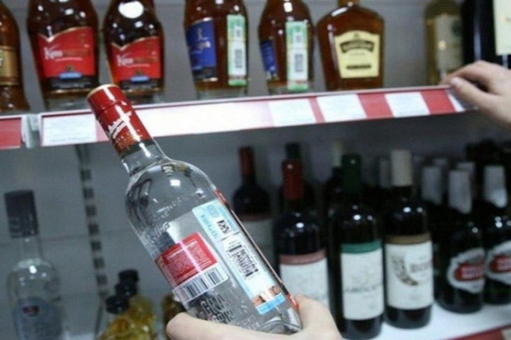 Külli miqdarda spirtli içki marketlərdən YIĞIŞDIRILDI: saxta imişlər...
