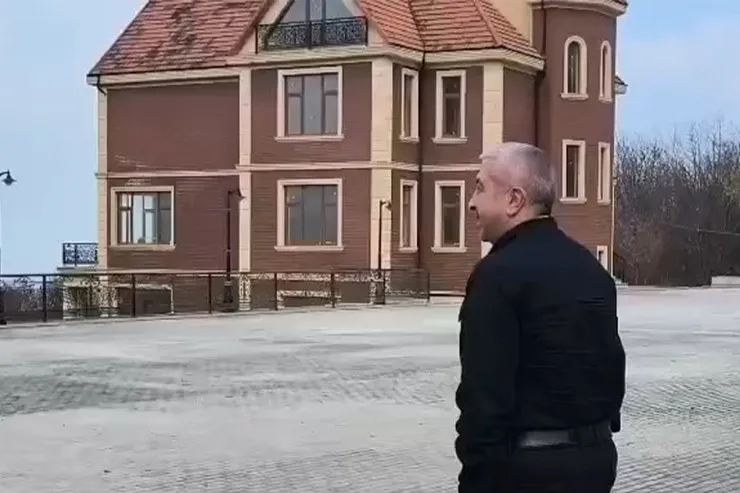 Sabiq deputat makler kimi  Ramiz Mehdiyevin villasına girdi - VİDEO 