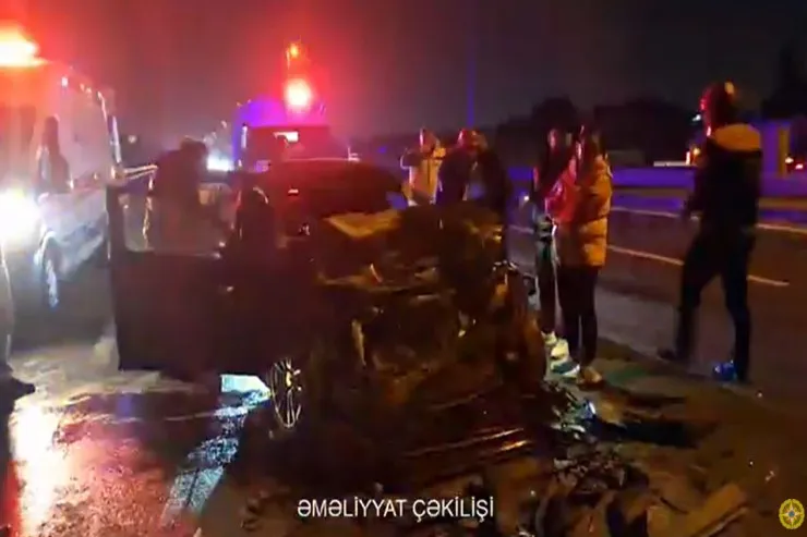 Bakıda minik maşını "KamAZ"la toqquşdu, ölən var - VİDEO 