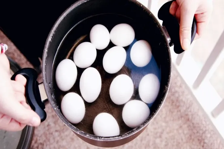 Qaynadılmış yumurtanı  niyə soyuq suya  salmaq olmaz?