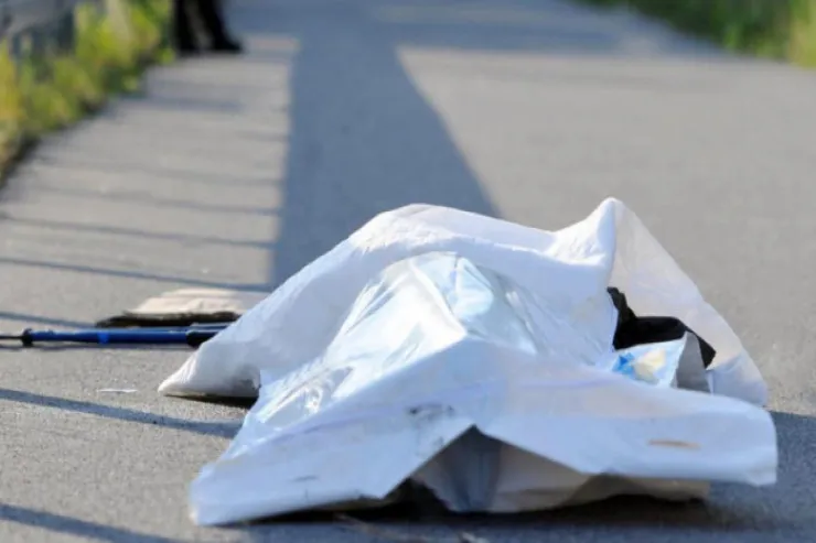 Körpəsini küçəyə atan  qadının başı kəsilmiş  meyiti tapıldı