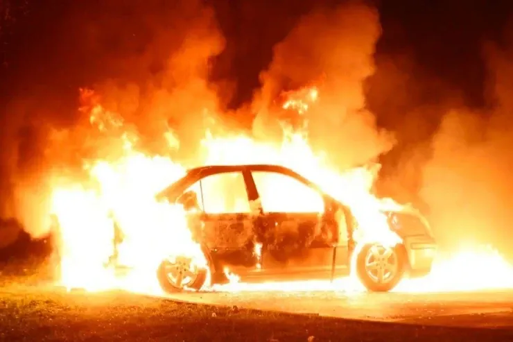 Lökbatanda  avtomobil yandı - İçində meyit aşkarlandı 