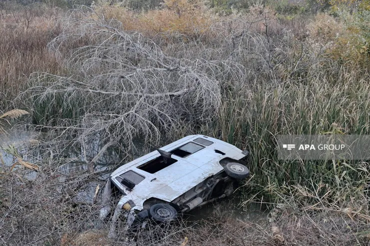 Şəmkirdə fəhlə daşıyan  mikroavtobus su kanalına aşdı: 6 yaralı var