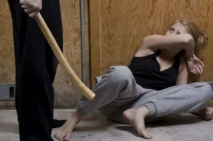 Şamaxıda qapını aça  bilməyən kişi hirsini arvadından çıxdı:  təzə evlənmişdilər