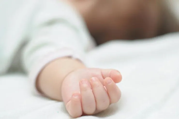 Azərbaycanda körpə qızdırmadan öldü  