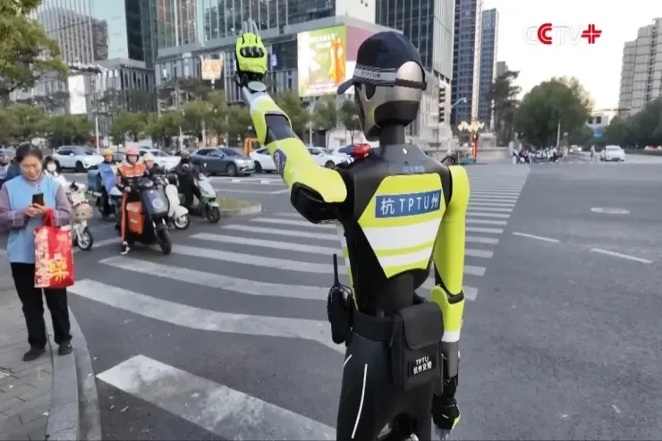 İnsanabənzər  polis robotlar  