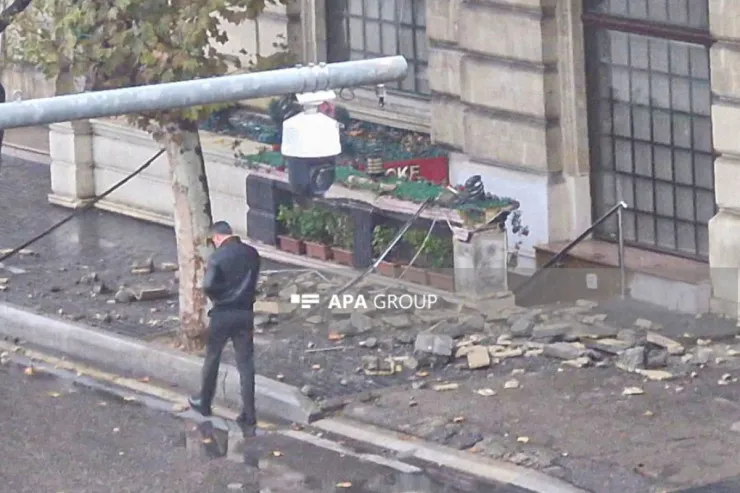 Bakının mərkəzində EYVAN UÇDU:  Yaralı var -FOTOLENT 