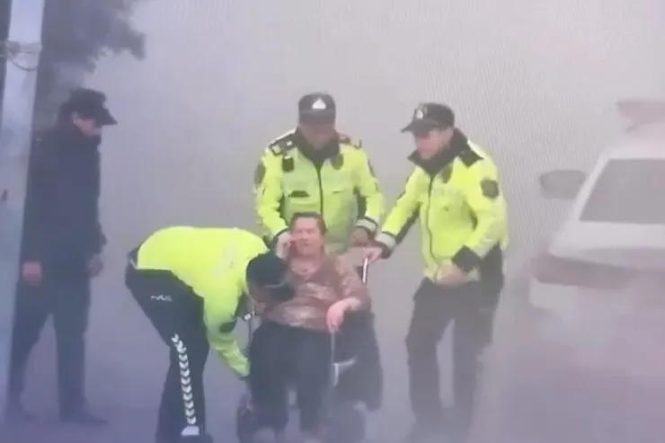 Bakıda ŞOK ANLAR:  çarəsiz qadın yanğından belə xilas edildi - VİDEO 