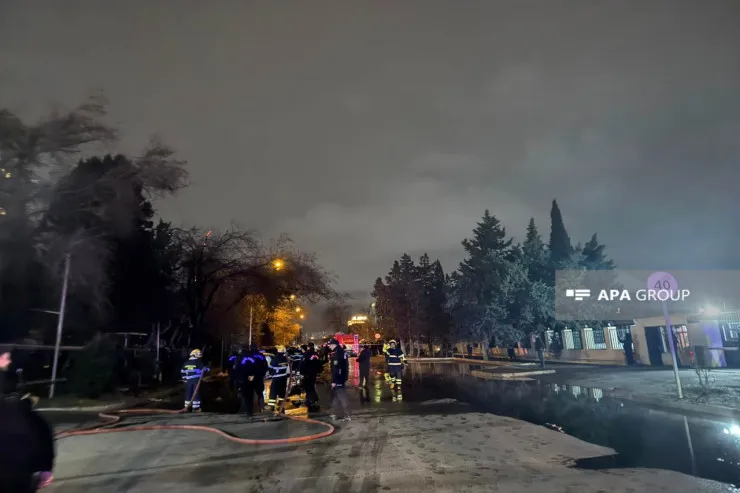 Bakıda qəza edən maşın qaz borusuna  çırpıldı