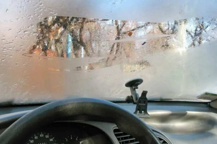 Avtomobilin şüşəsi niyə parlanır?  - Qarşısını almaq yolları 