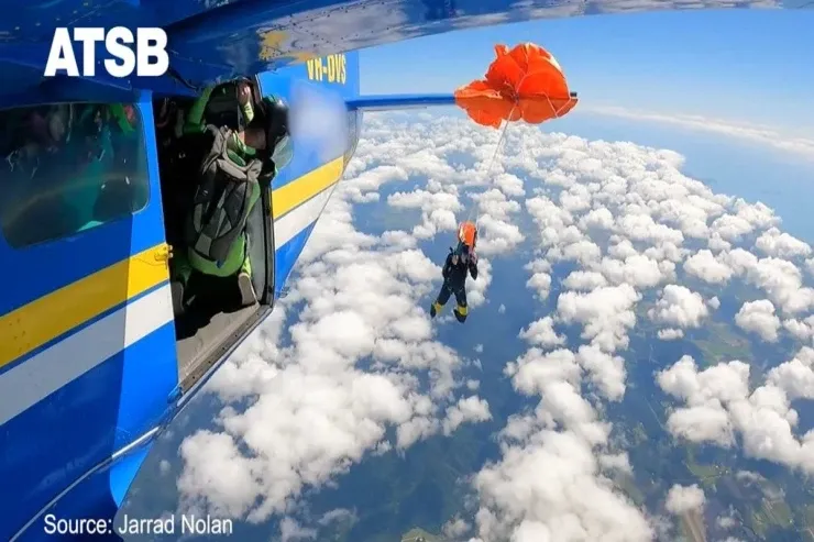 Dəhşətli an:  Paraşüt təyyarənin qanadına  ilişdi -  VİDEO 