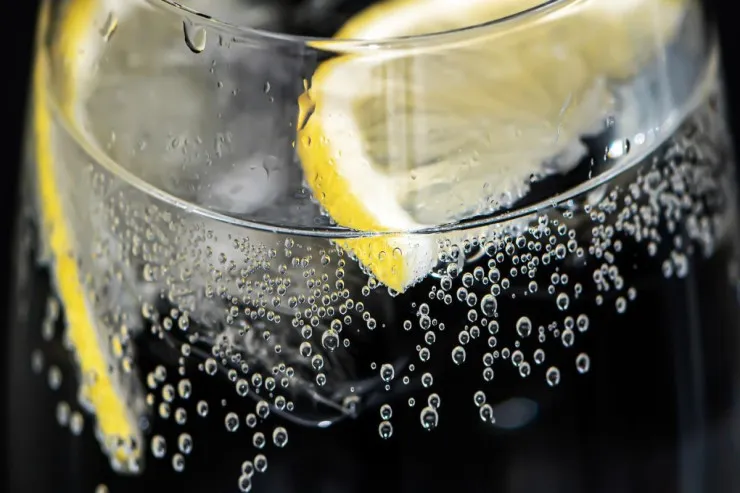 Dietoloqlar bir mifi  dağıtdılar: səhər limonlu su içmək düşündüyünüzü  etmir