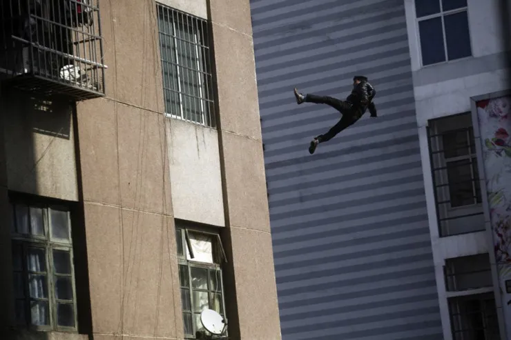 Bakıda FACİƏ:  gənc oğlan 10-cu  mərtəbədən yıxılıb öldü 