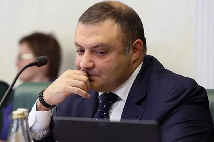 Azərbaycanlı senator  axtarışa verildi: "çirkli pullar"ın yuyulması  İTTİHAMI