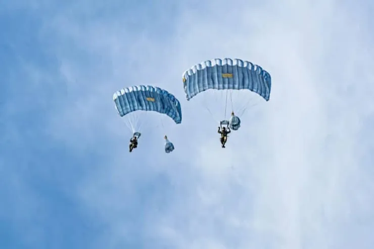 İki paraşütçü göydə bir-birinə çırpılıb  öldülər