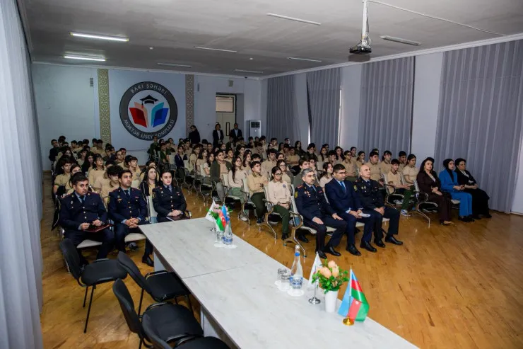 Polis Bakı məktəbliləri ilə görüşdü