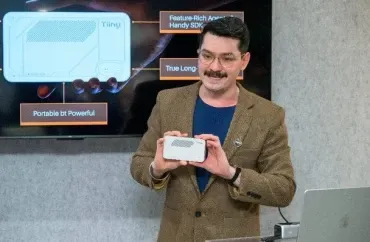 Dünyanın ən kiçik telefonu ölçüsündə kompüter  