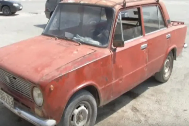 Bakıda köhnə maşının  içindən meyit tapıldı