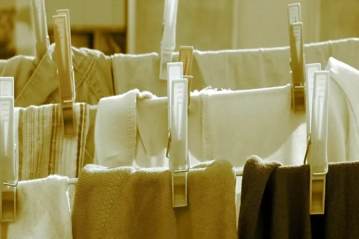 Paltarların qırışını ütüsüz açmağın  asan yolu