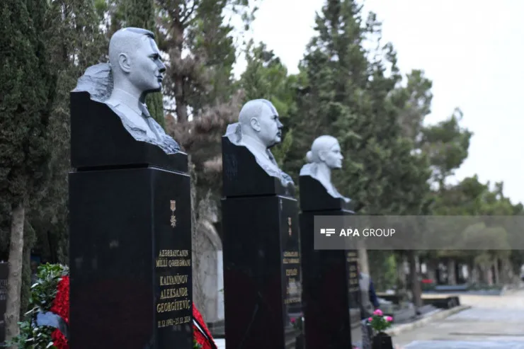 AZAL təyyarəsində həlak olanlar İkinci Fəxri Xiyabanda ziyarət olundu - FOTO 