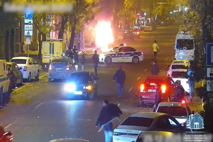Bakının mərkəzində maşın yandı - VİDEO 