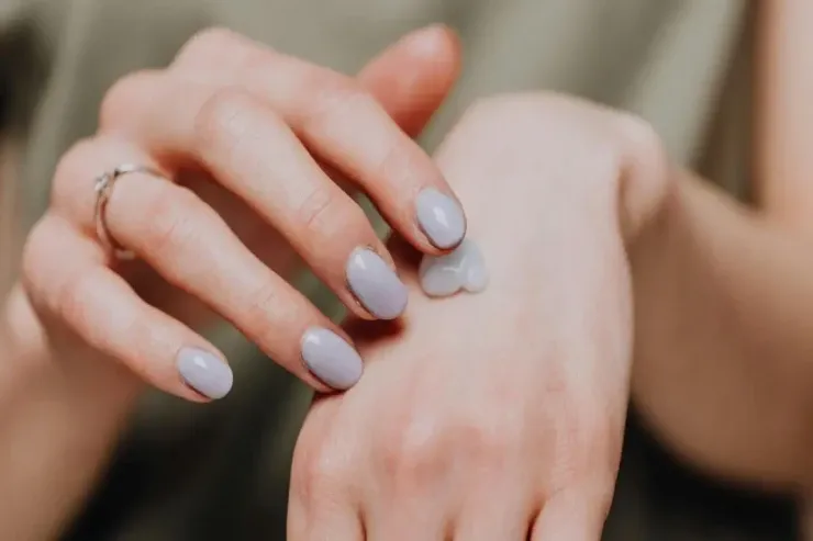 Əllərin yaşlanmasını necə dayandırmaq  olar? Peşəkar dəriyə qulluq  sirləri