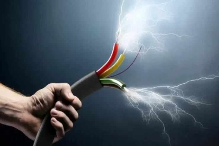 Bakıda kişini cərəyan vurub yandırdı 