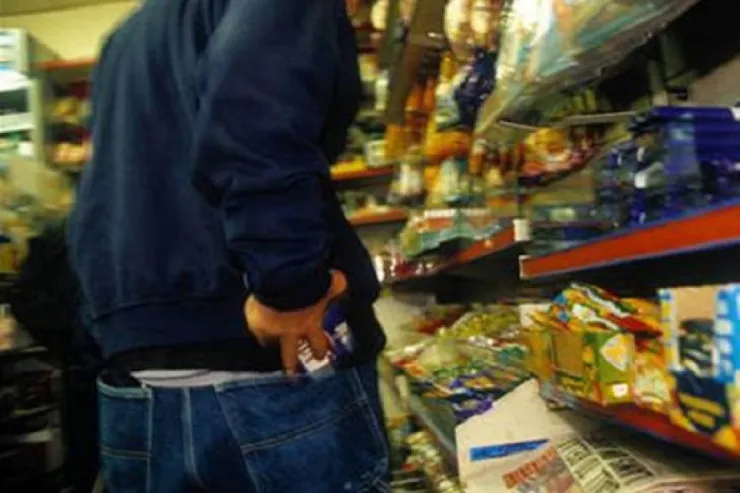 Qara maska ilə kamuflyaj olunaraq mağazadan oğurluq edən  əmioğluları polis saxladı - VİDEO 