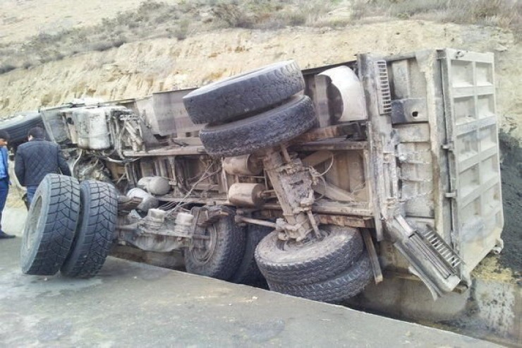 Balakəndə "KamAZ"ı aşıran  sürücü öldü  