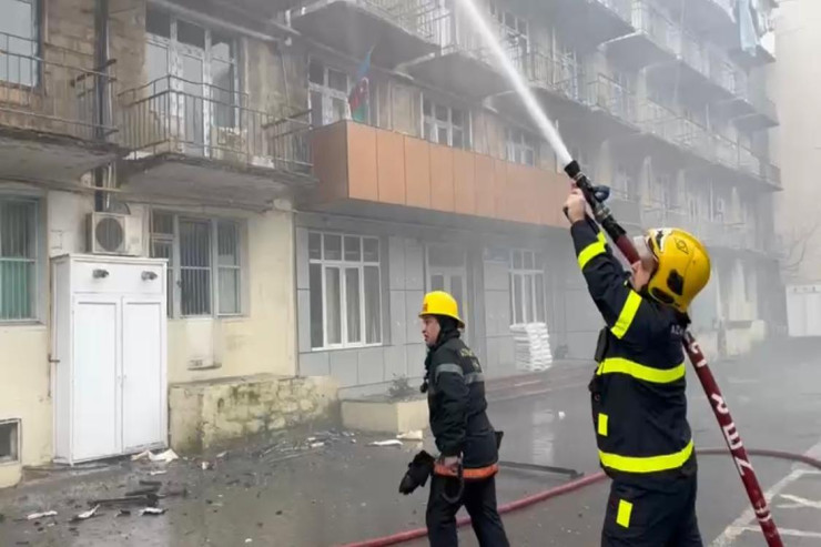 Bakıda yaşayış binasında YANĞIN:  sakinlər təxliyə olundu - VİDEO 