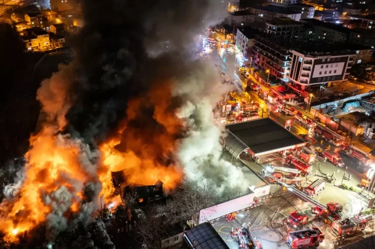 İstanbulda böyük yanğın  - 20 rayondan yanğınsöndürən cəlb olundu