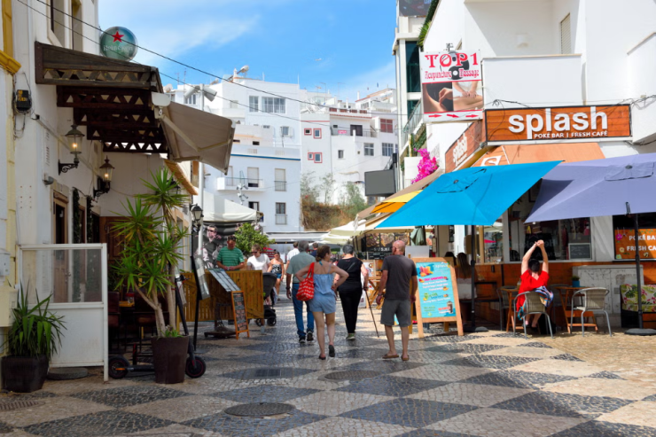 Bu məşhur kurortda  çimərlik geyimində   gəzən turistlər böyük miqdarda  cərimələnəcək