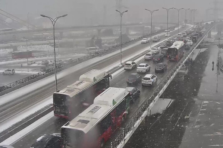 Bakıda yollarda sürüşkənlik var, tıxac yarandı -FOTO 