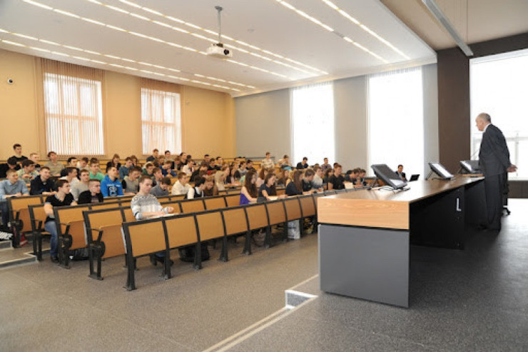 Sabah bəzi universitetlərdə tədris onlayn aparılacaq 