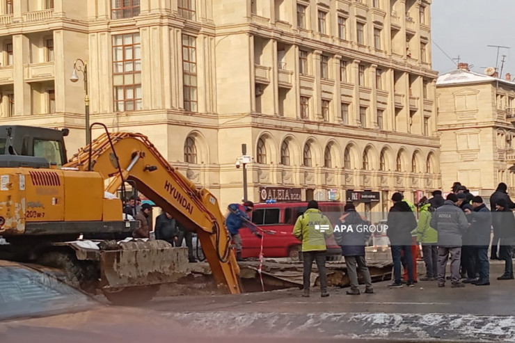 Heydər Əliyev prospektində yolun çökməsi ilə bağlı təmirə başlanıldı - FOTO 