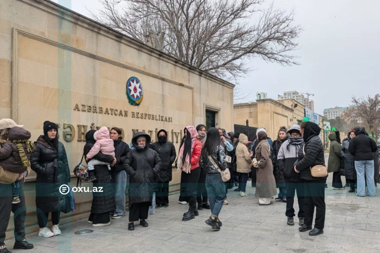 Valideynlər Səhiyyə Nazirliyinin qabağına TOPLAŞDI:  dərmanlar ölümə səbəb olur? - YENİLƏNİB 