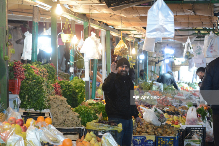 Nisyə dəftərinə göz dikən satıcı: “Bu pulları necə yığacam” – Keşlə Bazarından REPORTAJ 