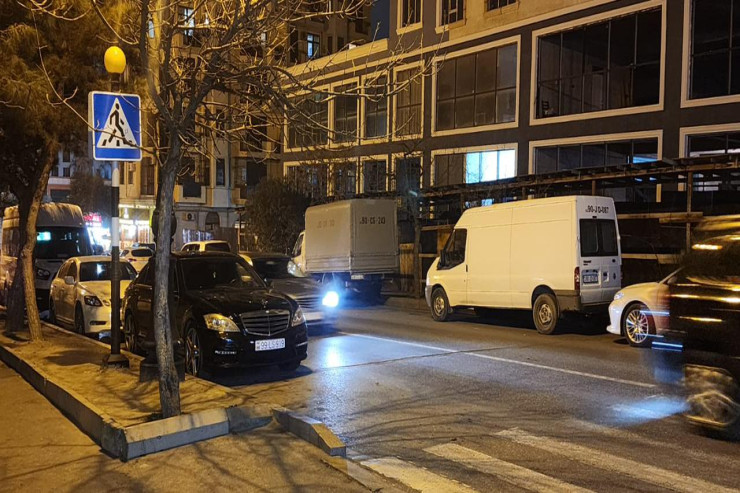 Bakıda övladını məktəbə gətirən valideyni avtobus vurdu - FOTO 