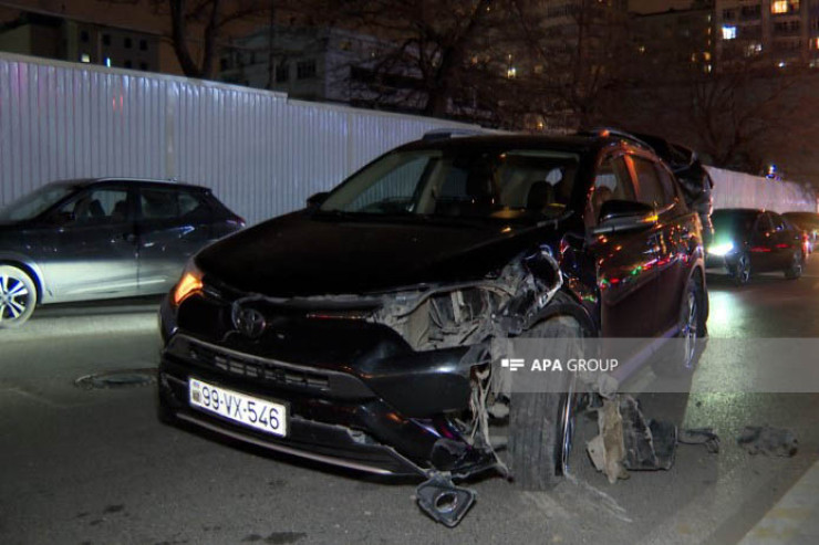 Bakıda avtomobil işıq dirəyinə çırpıldı - FOTO 