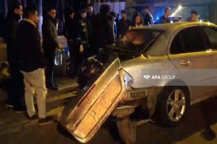 Bakı-Sumqayıt yolunda "Mercedes" beton maneəyə çırpıldı-FOTO 