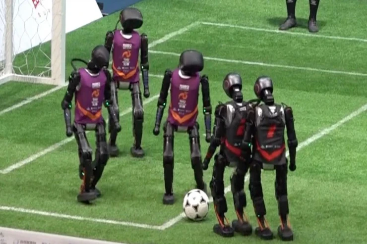 İnsanabənzər robotların iştirak etdiyi ilk futbol turniri - VİDEO