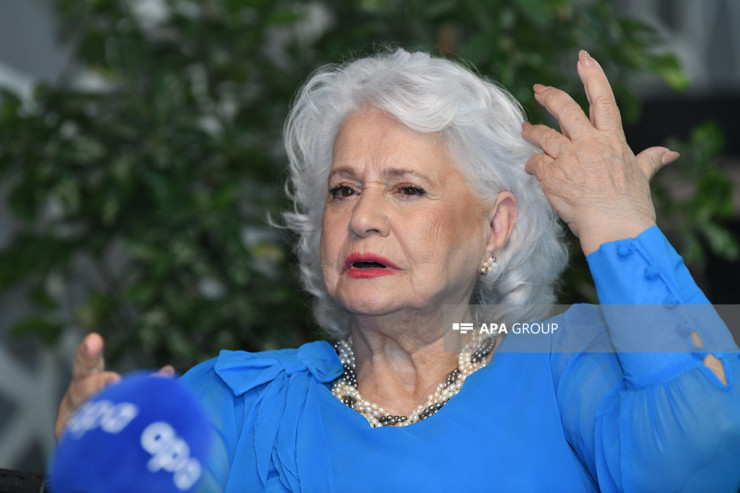 Direktorun nakişi hərəkətinə görə  ərim başını vurub yardı - Əməkdar artist Zemfira Sadıxova