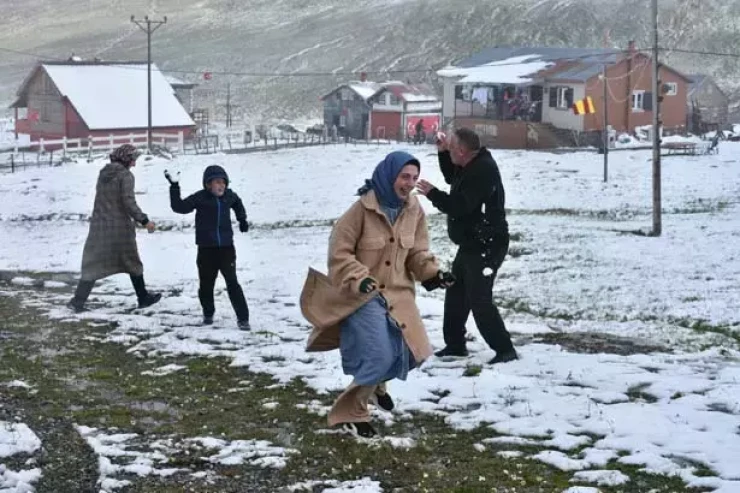 İyul ayında qartopu oynadılar: Görünməmiş bir şey yaşadılar -FOTOLENT