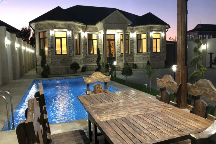 Bakıda iş adamının iki villasından yarım milyon manatdan çox oğurlandı