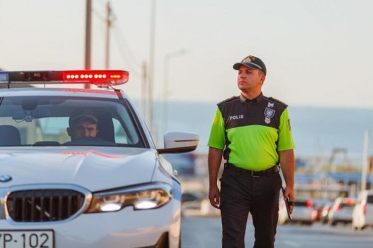 Sumqayıtda dəniz sahilində TƏHLÜKƏLİ ANLAR: arvadına maşın verdi, polis hər ikisini saxladı-VİDEO