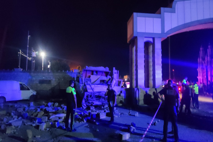 Xaçmazda yük maşını hasara çırpıldı, sürücü öldü