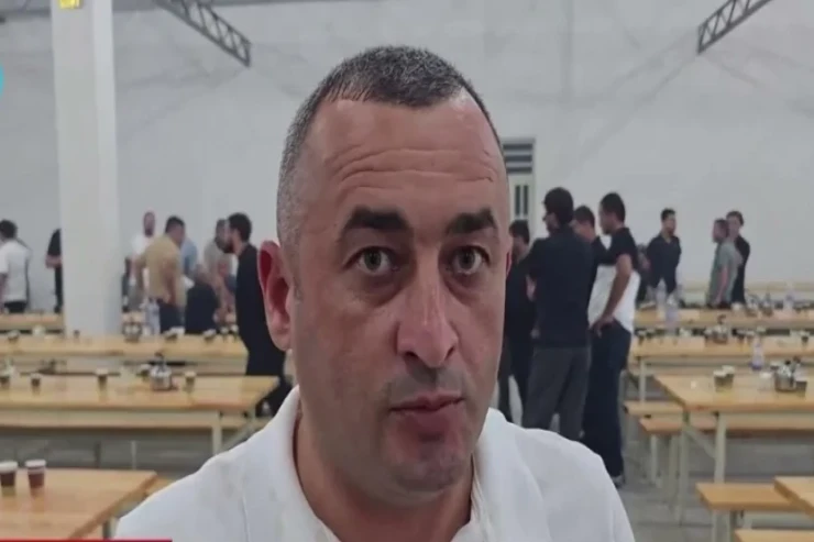 Azərbaycanlı deputat seçicisinə çaynik atdı - VİDEO