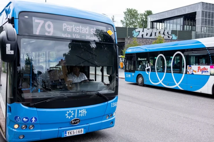 Sərxoş kişi sərnişinləri olan avtobusu qaçırdı