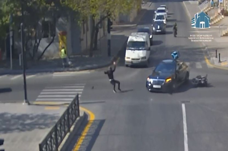 Bakıda motosikletçi maşının üstündən uçdu - QƏZA ANLARI 