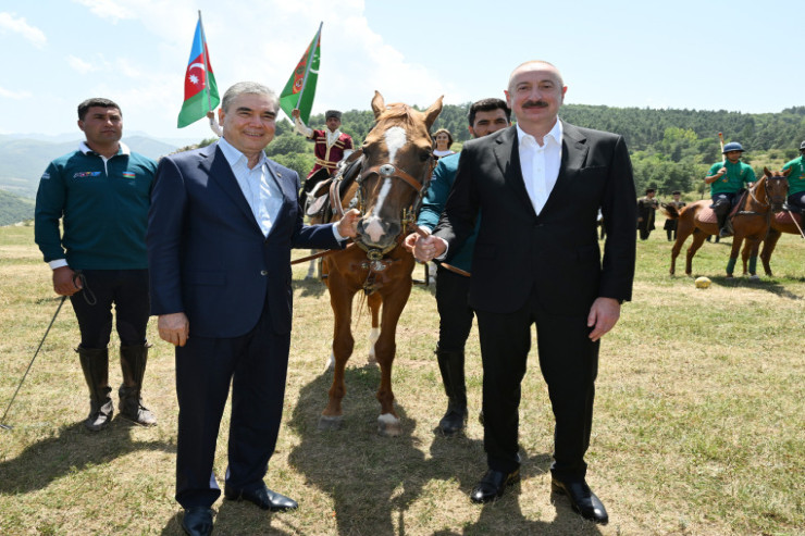 Prezident ona at hədiyyə etdi  